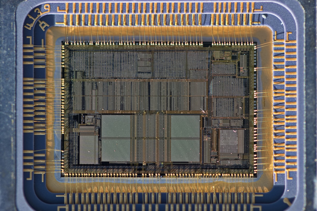 Close-up de chip processador vintage, representando a era da multim&iacute;dia e do Pentium