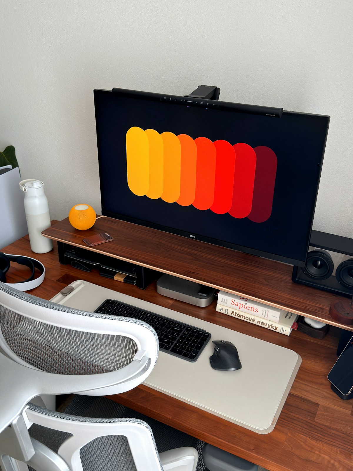 Desktop moderno em mesa de trabalho, representando a inform&aacute;tica atual