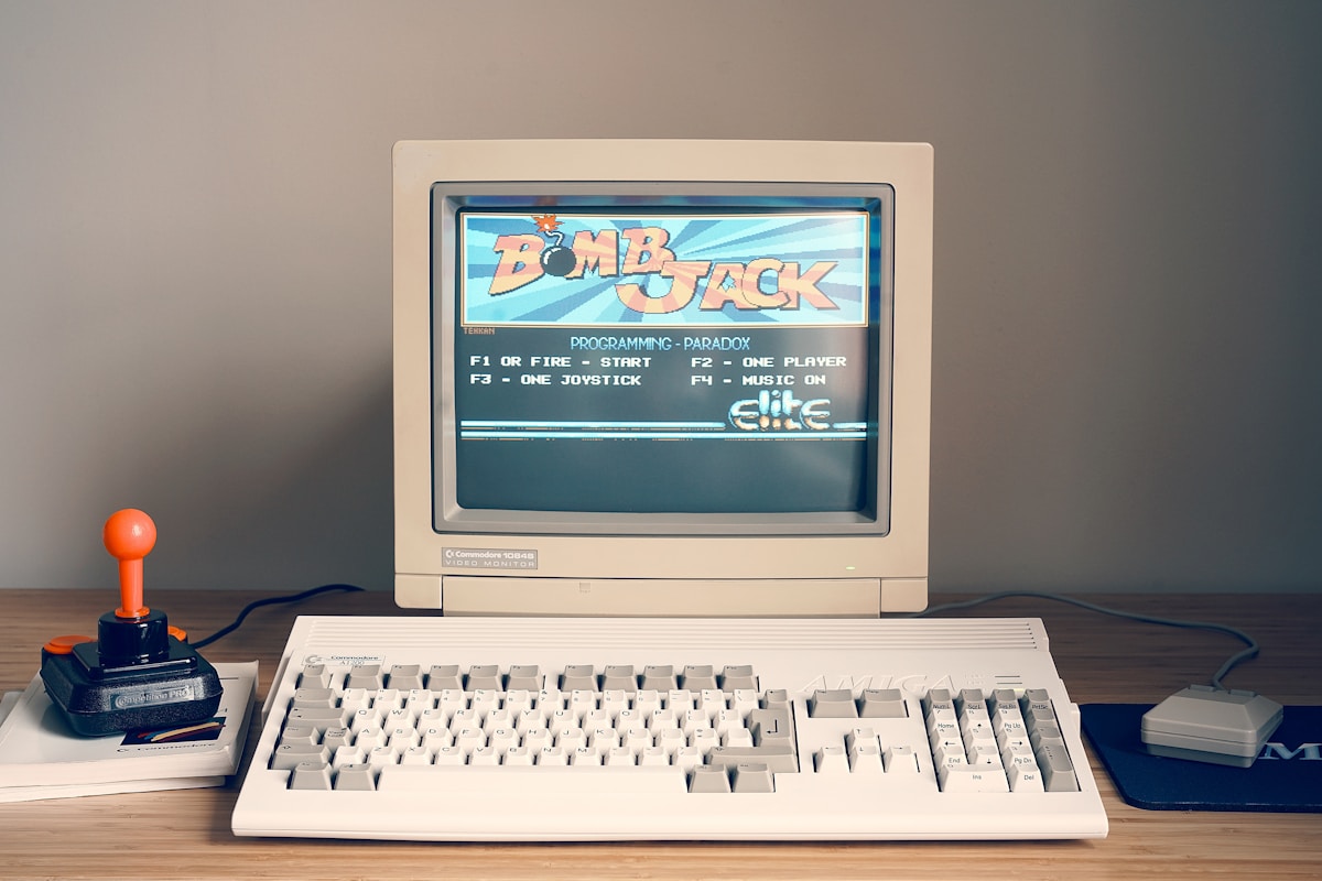 Computador retr&ocirc; com monitor e teclado, representando a decolagem do Windows e o nascimento do Office