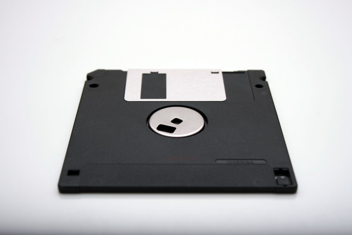Disquete preto vintage, representando a era do Internet Explorer e do AMD Athlon