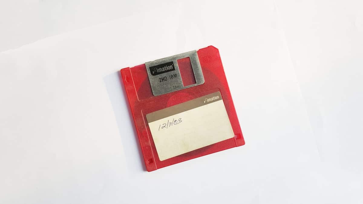 Disquete IBM 2HD de 1.44MB, representando a era dos clones e do PC/XT