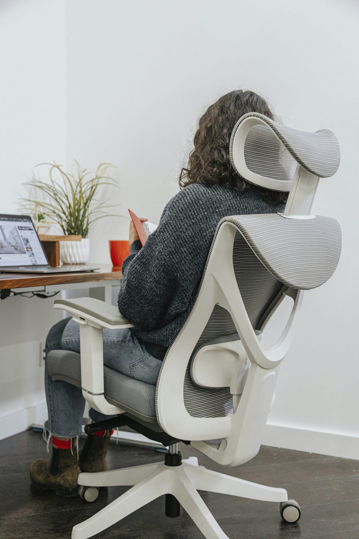Pessoa sentada com boa postura em frente ao computador