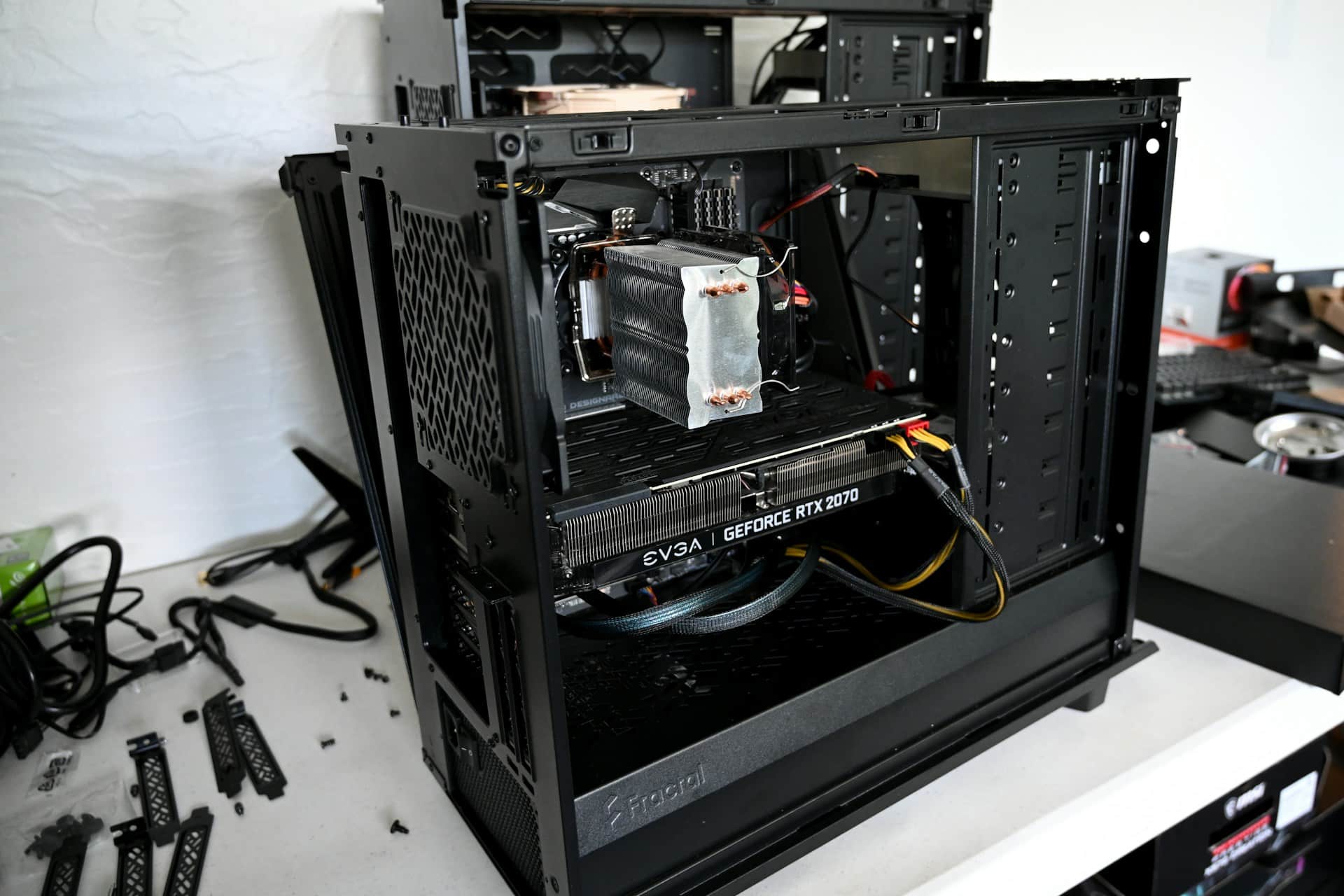Computador sendo montado, com placa de v&iacute;deo e cooler instalados no gabinete aberto