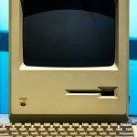 Computador Macintosh clássico de 1984, marco na história da computação pessoal - Nunes Consultoria Informática