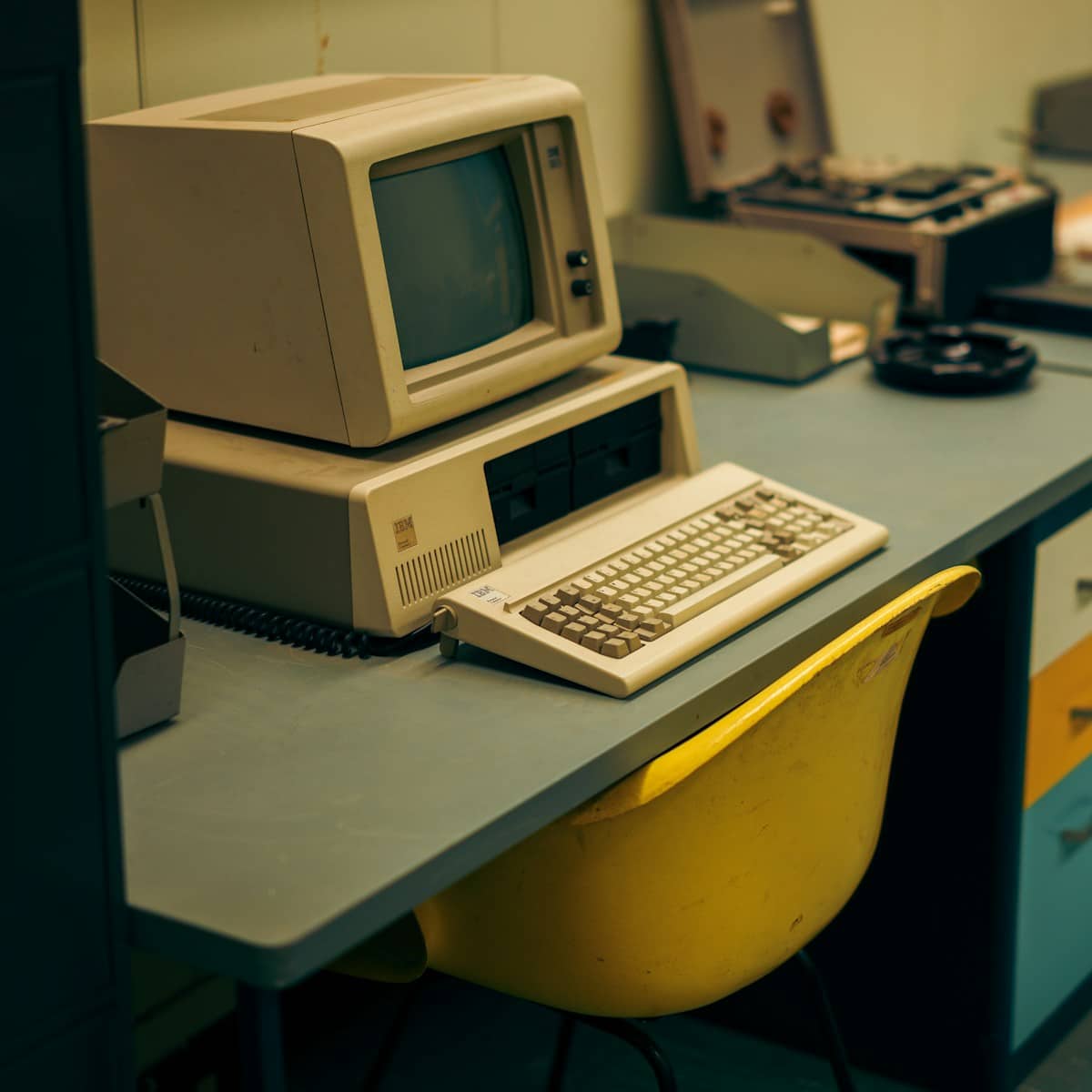 Computador IBM vintage de museu, representando a estreia do PC em 1981
