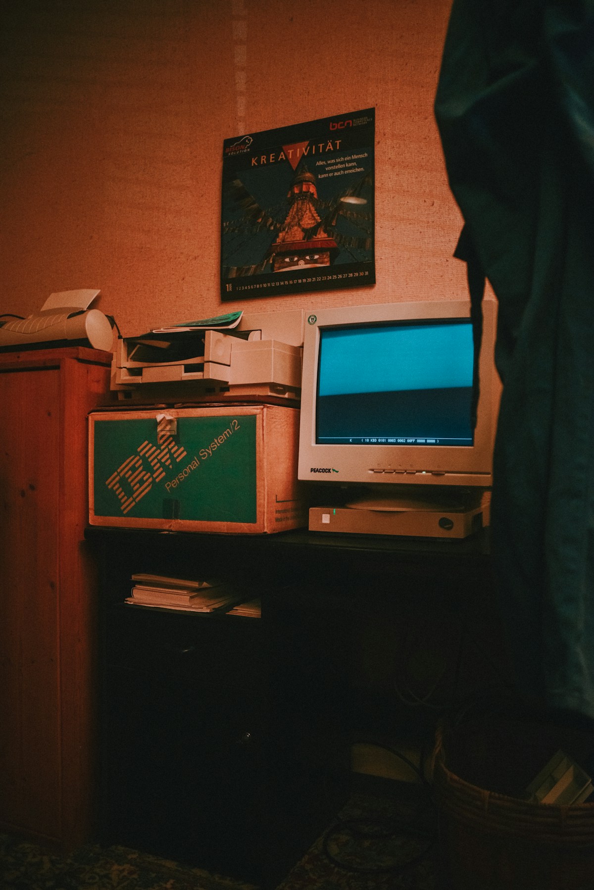Caixa do IBM Personal System/2 e monitor CRT vintage, representando o embate por padr&otilde;es