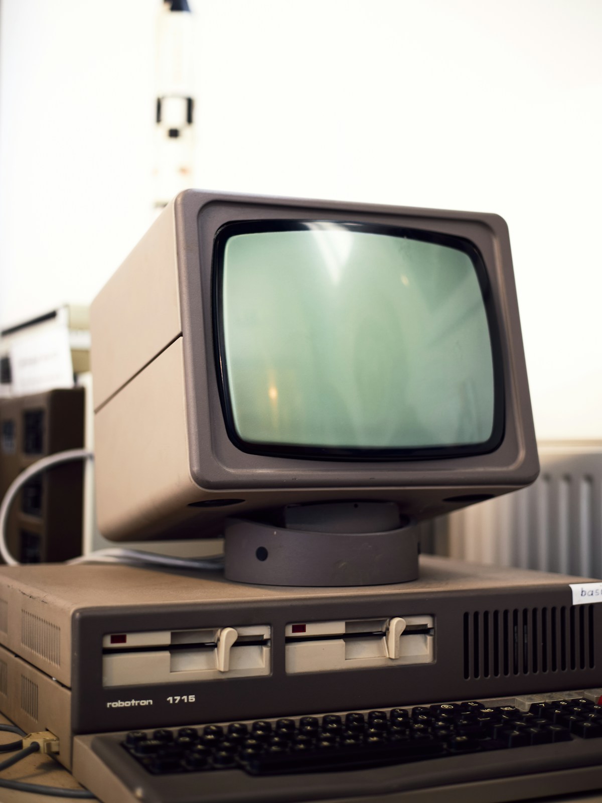 Monitor CRT vintage com drives de disquete, representando o navegador Netscape e o Windows 95