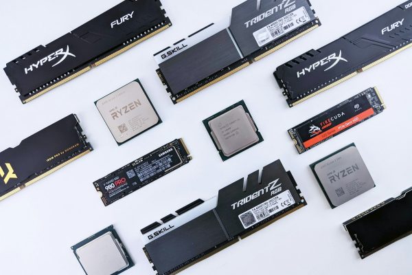 Pe&ccedil;as de computador organizadas para montagem - Nunes Consultoria Inform&aacute;tica