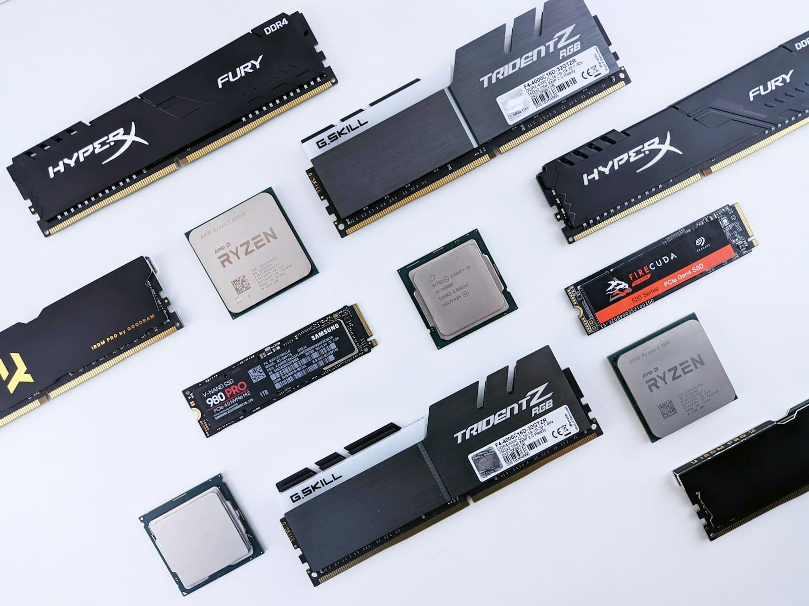 Pe&ccedil;as de computador organizadas para montagem