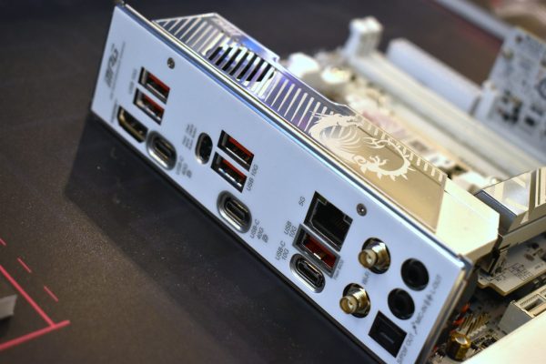 Painel traseiro de computador com portas USB e HDMI - Nunes Consultoria Inform&aacute;tica