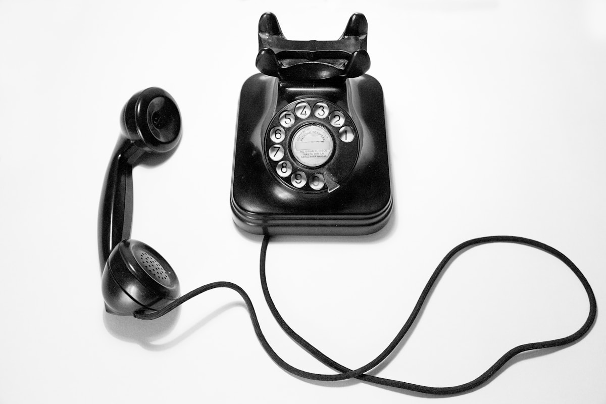 Telefone rotativo vintage, representando a internet discada da AOL e o nascimento do Linux