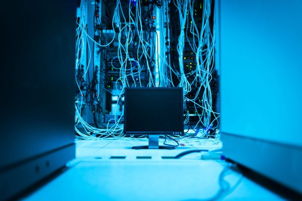 Cabos desorganizados atrás de monitor Emaranhado de cabos desorganizados atrás de um monitor - Nunes Consultoria Informática