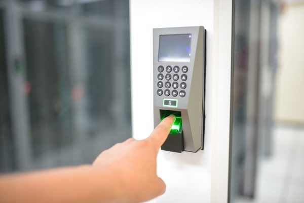 Controle de acesso biométrico Leitor biométrico de controle de acesso em entrada comercial - Nunes Consultoria Informática