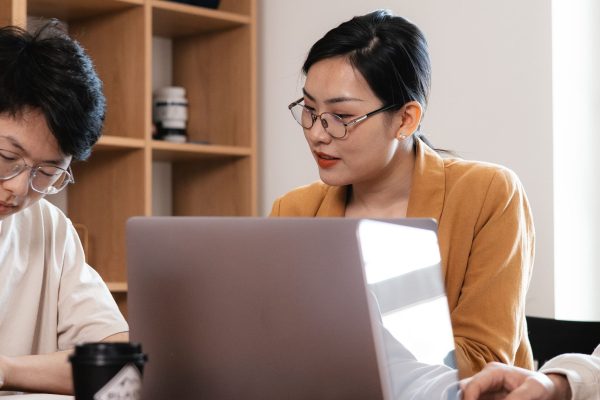 Equipe trabalhando com notebook em escritório pequeno Dupla trabalhando com notebook em escritório pequeno - Nunes Consultoria Informática