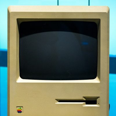 Computador Macintosh cl&aacute;ssico de 1984, marco na hist&oacute;ria da computa&ccedil;&atilde;o pessoal - Nunes Consultoria Inform&aacute;tica