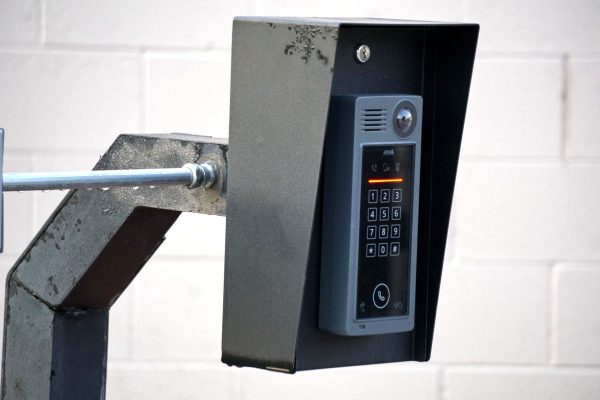 Painel de alarme e interfone Painel de alarme e interfone instalado em parede externa - Nunes Consultoria Informática