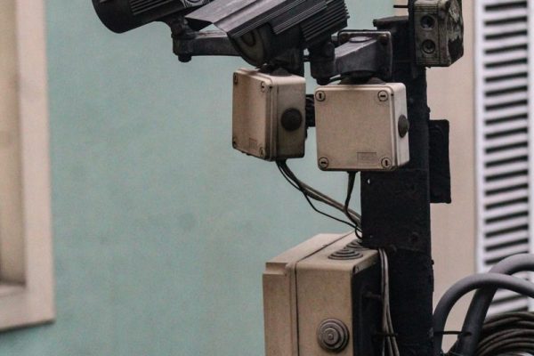 Câmera CFTV em poste externo Câmera de CFTV instalada em poste, manutenção e monitoramento externo