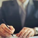 Empresário assinando contrato digitalmente no escritório