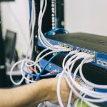 Técnico configurando switch de rede para VPN empresarial
