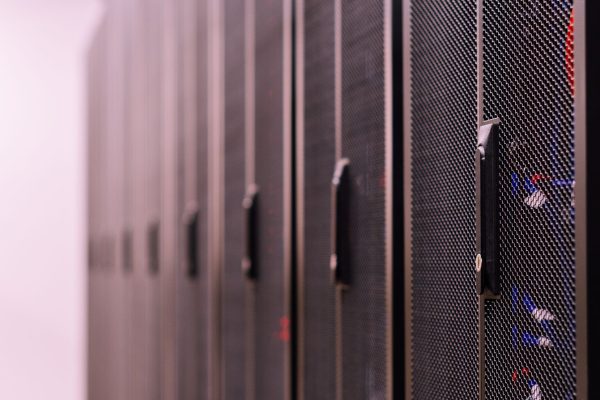 Nobreak para Servidor Rack de servidores em sala de TI corporativa