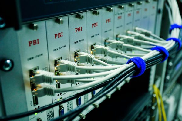 Switch com cabos ethernet Cabos de rede ethernet conectados a um switch - Nunes Consultoria Informática