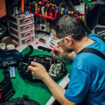 Técnico realizando manutenção de equipamento eletrônico - Nunes Consultoria Informática