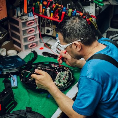 T&eacute;cnico realizando manuten&ccedil;&atilde;o de equipamento eletr&ocirc;nico - Nunes Consultoria Inform&aacute;tica